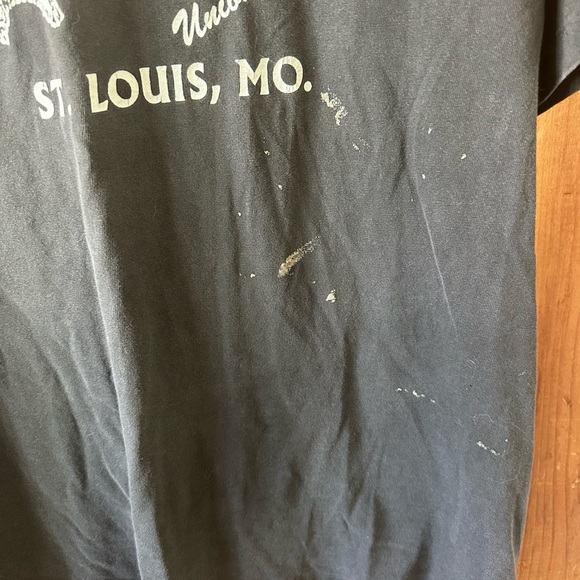 Vintage St Louis HOOTERS black T-Shirt - Picture 4 of 4